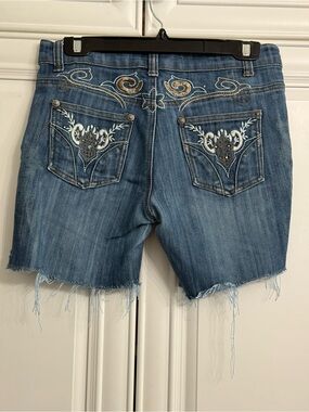 Women's Sz 30 Waist Raw Hem Distressed Blue Jean Shorts Embellished Rear Pockets